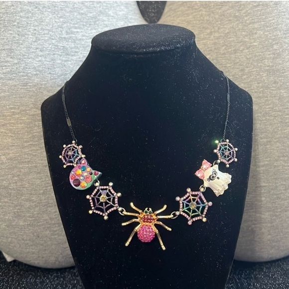 🔹️Betsey Johnson 🔹️Halloween spiders ghost Necklace ✨️🕸 - Picture 4 of 7